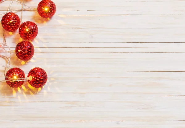 Ahşap arka planda Noel ışıkları