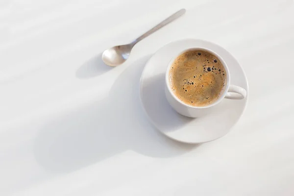 Xícara de café no fundo branco — Fotografia de Stock