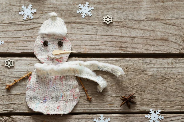 Boneco de neve artesanal no fundo de madeira velho — Fotografia de Stock