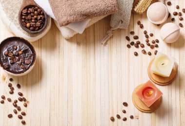 ahşap arka plan üzerinde kahve Spa konseptiyle