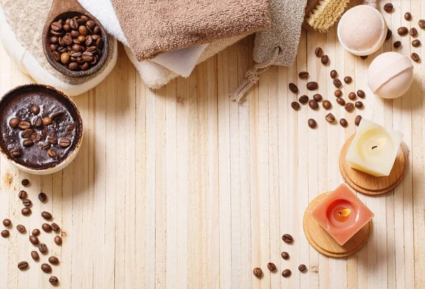 Concetto spa con caffè su sfondo di legno — Foto Stock