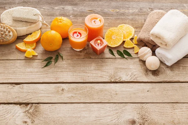 Conceito de spa com frutas laranja no fundo de madeira velho — Fotografia de Stock