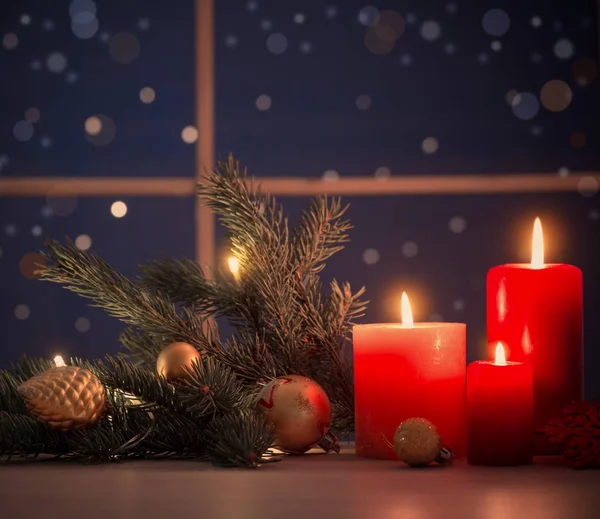 Weihnachtskerzen auf dem Hintergrund Nachtfenster — Stockfoto