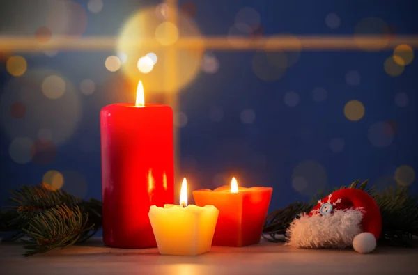 Velas de Navidad en el fondo ventana de noche — Foto de Stock