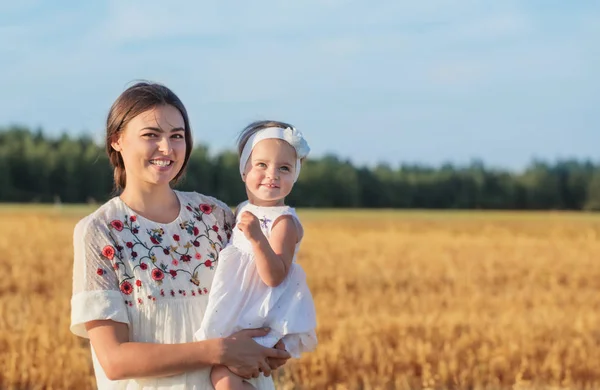 Mor och dotter i fältet — Stockfoto