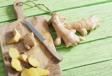 Ahşap arka planda kızıl