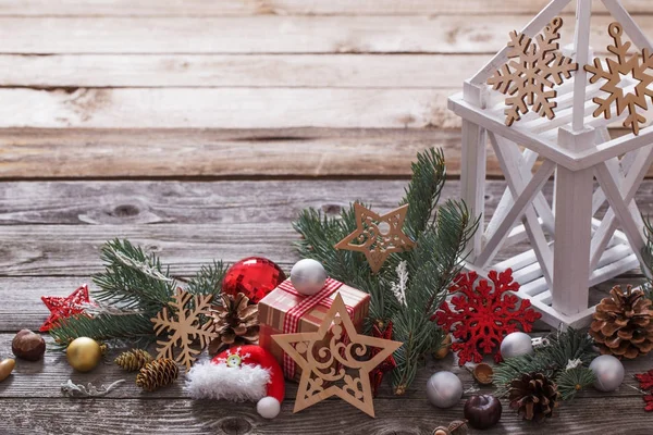 Decoración navideña con linterna blanca sobre fondo de madera — Foto de Stock