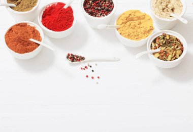 baharat beyaz zemin üzerine