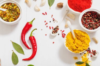 baharat beyaz zemin üzerine