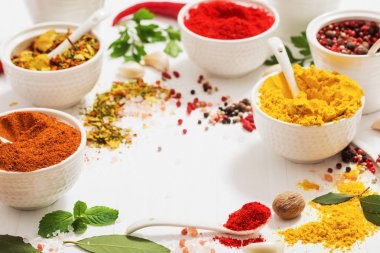 baharat beyaz zemin üzerine