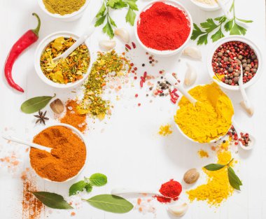 baharat beyaz zemin üzerine