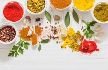 baharat beyaz zemin üzerine