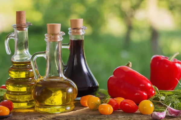 Verduras con aceite en mesa de madera al aire libre — Foto de Stock