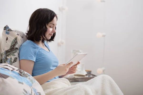 Young girl in bedroom with tablet — Stock Photo, Image