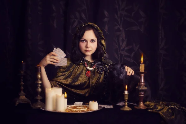 Jeune femme avec des cartes de divination dans la chambre — Photo