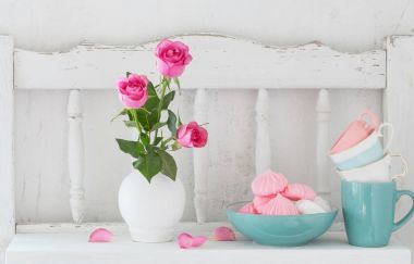 pembe Gül vazo ve yemek beyaz ahşap raf