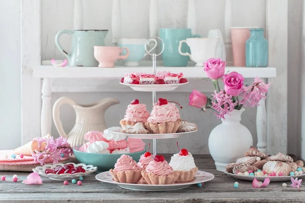 Kue merah muda di piring pada latar belakang putih — Stok Foto