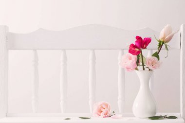 antika ahşap beyaz raf pembe güller