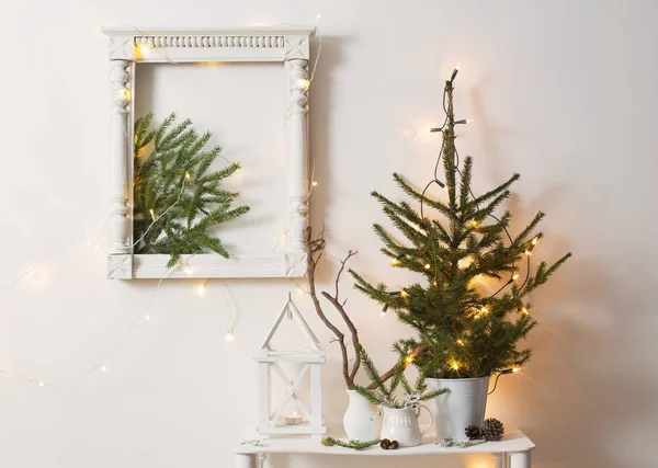 Weihnachtsdekoration auf Hintergrund weiße Wand — Stockfoto