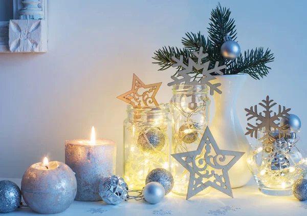 Decoração de Natal com velas no fundo parede branca — Fotografia de Stock