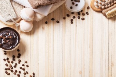 ahşap arka plan üzerinde kahve Spa konseptiyle