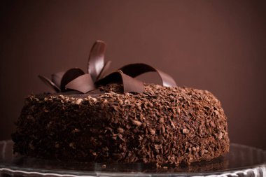 Eski ahşap masa üzerinde çikolatalı kek