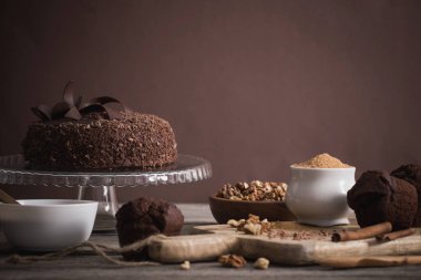 Eski ahşap masa üzerinde çikolatalı kek