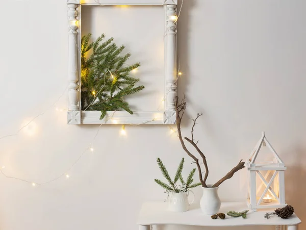 Vánoční dekorace na zeď pozadí bílé — Stock fotografie