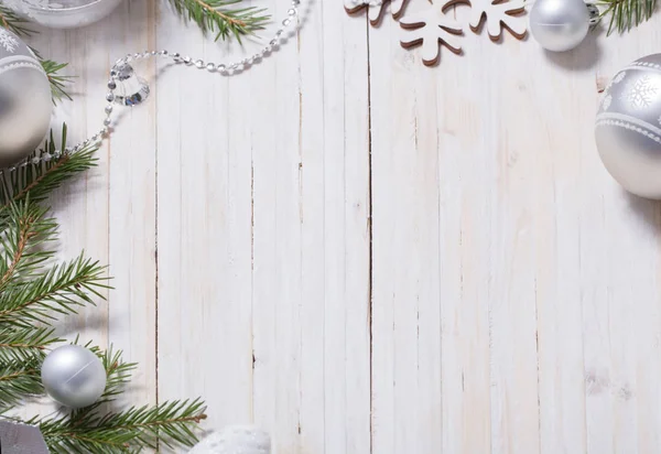 木製の背景に銀のクリスマス装飾 — ストック写真