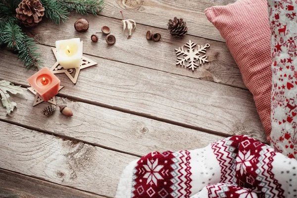 Kaarsen en Kerstdecoratie op houten achtergrond — Stockfoto