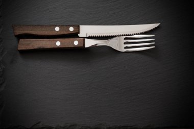 Gümüş siyah taş zemin üzerine