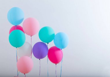 Beyaz ahşap zemin üzerinde balonlar