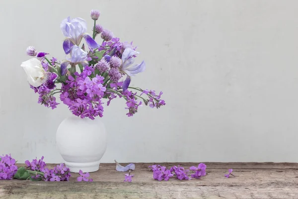 Flores en jarrón sobre fondo pared blanca —  Fotos de Stock