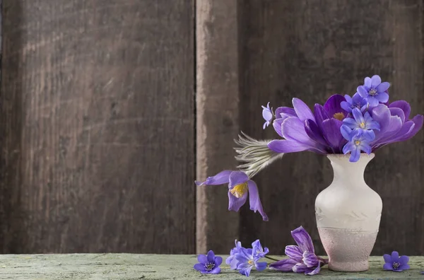 Flores de primavera en jarrón sobre fondo de madera — Foto de Stock