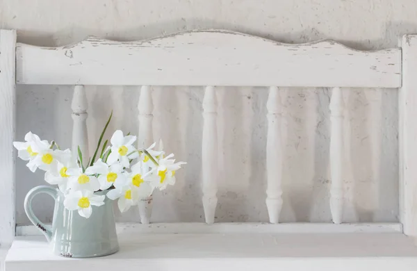 Το daffodils σε κανάτα σε λευκό φόντο — Φωτογραφία Αρχείου