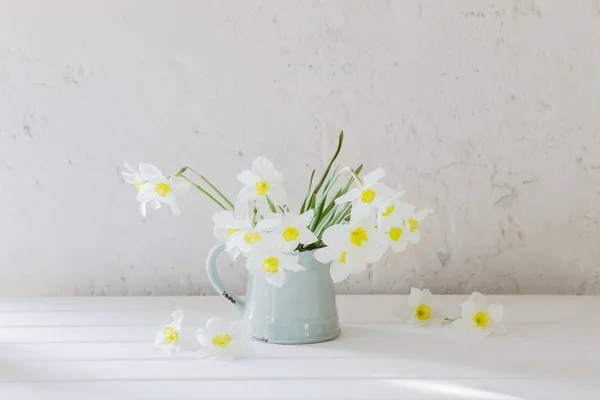 Narcisos em jarro no fundo branco — Fotografia de Stock