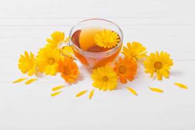 Beyaz ahşap masa Calendula (kadife çiçeği) bitkisel çay
