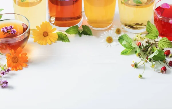 Kräutertee in Tassen auf weißem Hintergrund — Stockfoto