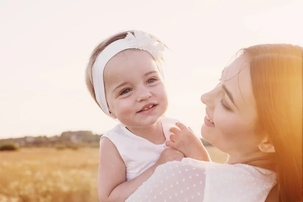 Mère et fille au coucher du soleil — Photo