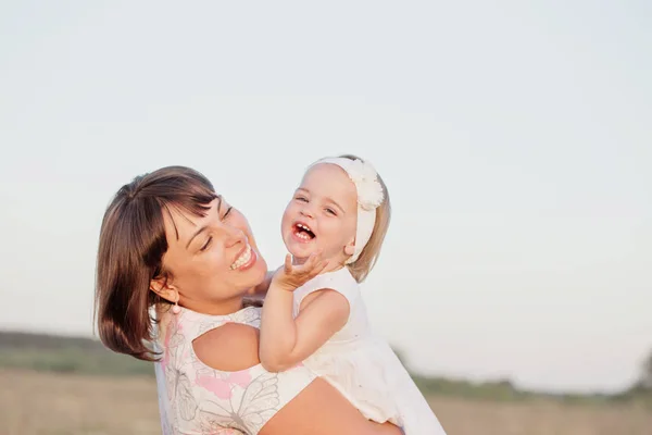 Mère et fille au coucher du soleil — Photo