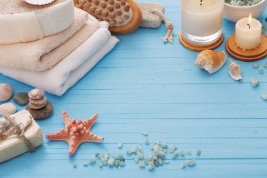 Spa kavramı mavi ahşap zemin üzerine mumlar ile