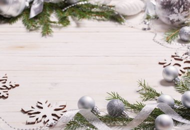 Noel dekorasyon ahşap arka plan üzerinde gümüş