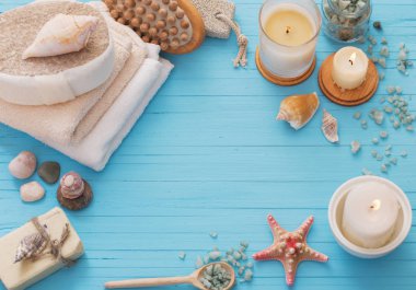 Spa kavramı mavi ahşap zemin üzerine mumlar ile
