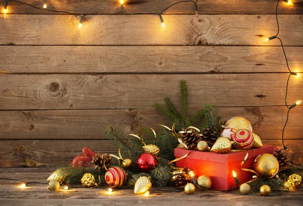 Christmas speelgoed en rode doos op oude houten achtergrond — Stockfoto