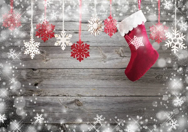 Christmas stocking opknoping tegen houten achtergrond — Stockfoto