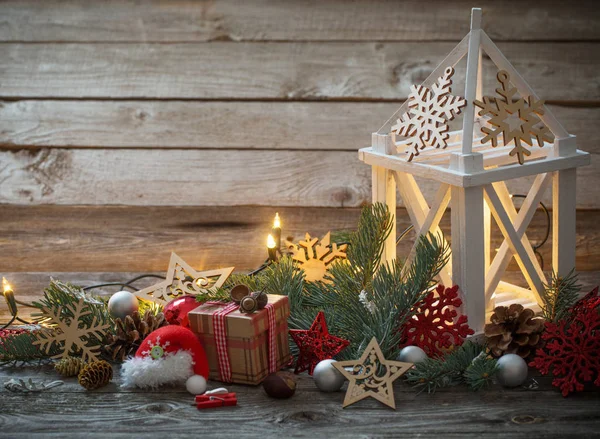 Weihnachtsdekoration mit weißer Laterne auf Holzgrund — Stockfoto