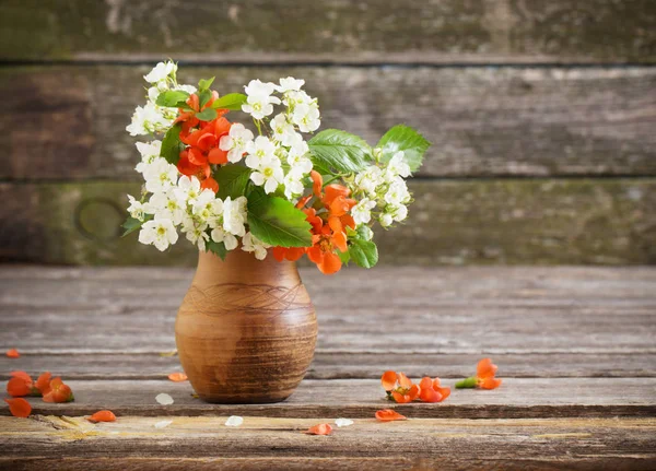 Fiori Primaverili Sfondo Legno Scuro — Foto Stock