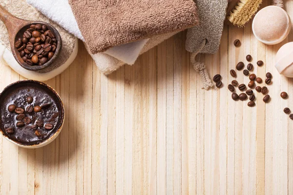 Concetto spa con caffè su sfondo di legno — Foto Stock