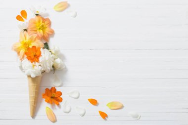 Çiçekler beyaz ahşap zemin üzerinde gözleme koni