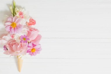 ahşap arka plan üzerinde gözleme koni çiçeklenir